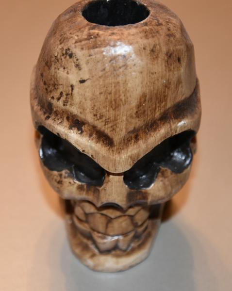 Totenkopf-Kerzenständer